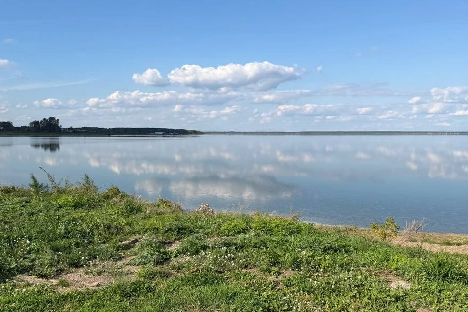 Панорама озера Большой Куяш с травянистым берегом на переднем плане