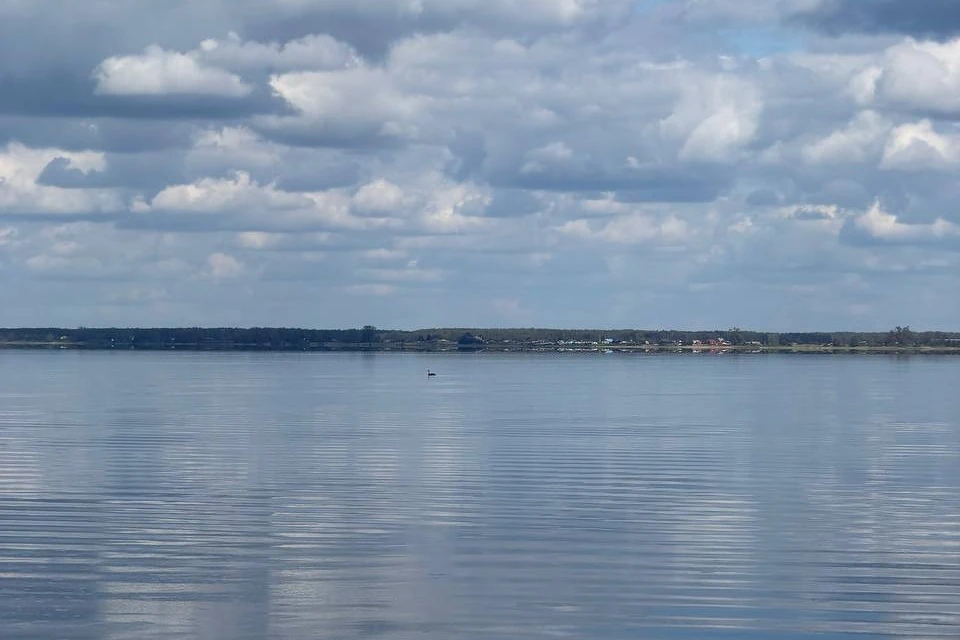 Облака, отражения на воде и дальний берег Большого Куяша